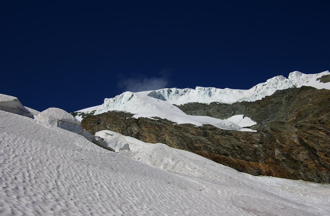 #4 Sous les séracs : En se maintenant au centre du glacier de La Martin... on reste relativement protégé de ce qui peut débarouler de + haut. Sous les séracs : En se maintenant au centre du glacier de La Martin... on reste relativement protégé de ce qui peut débarouler de + haut.