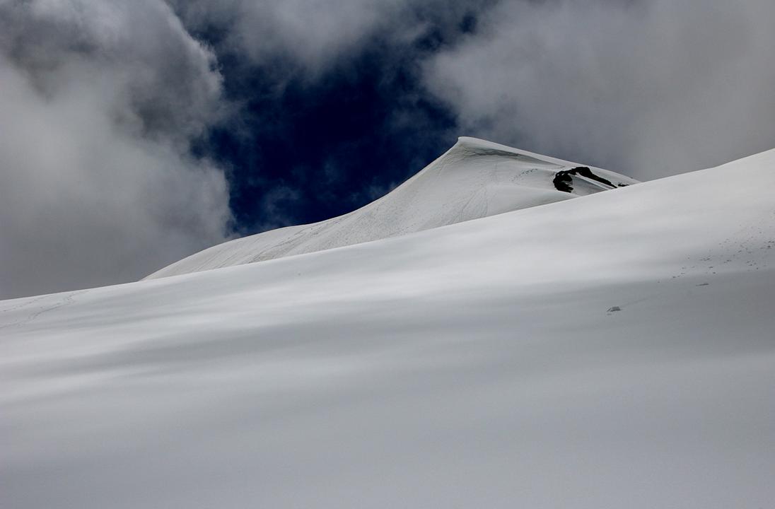 #11 Dôme de la Sache : C Dôme de la Sache : C'est parti à la descente. Excellente neige sous le sommet (attention rimaye imposante! à contourner à main droite en descendant), mais ensuite les 10 cm de fraiche collent à la semelle, et çà cartonne un peu!