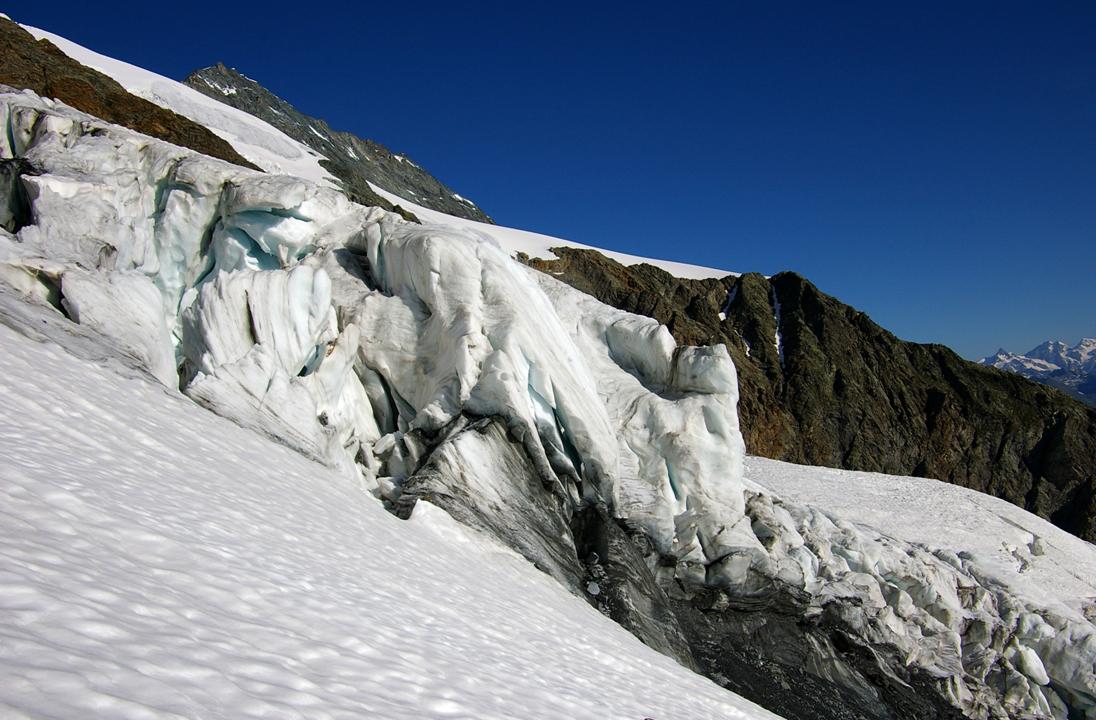#3 Allure du glacier de la Martin : Début des névés qui touchent le glacier. On chausse! Allure du glacier de la Martin : Début des névés qui touchent le glacier. On chausse!