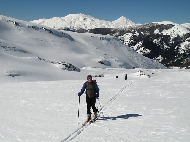 #3 Quetrupillan et Lanin : Toni avec en arrière plan les volcans Quetrupillan et Lanin Quetrupillan et Lanin : Toni avec en arrière plan les volcans Quetrupillan et Lanin