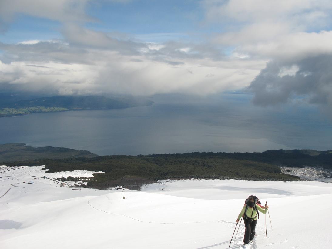 #1 Ida au-dessus du lac : Le volcan Osorno est entouré de plusieurs grands lacs au-dessus desquels nous nous élevons, comme le lac Llanquihue qui par sa grandeur parait plus à une mer intérieure qu Ida au-dessus du lac : Le volcan Osorno est entouré de plusieurs grands lacs au-dessus desquels nous nous élevons, comme le lac Llanquihue qui par sa grandeur parait plus à une mer intérieure qu'à un lac.