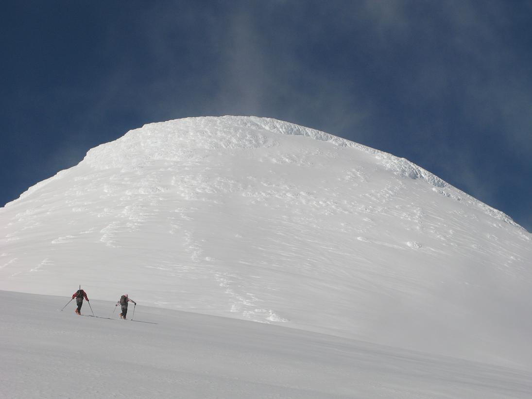 vers 2300 m d'altitude : Cécile et Clément approchent du plateau en surplombant sur la droite le glacier en face sud. Peu à peu les écailles de glace et les choux-fleurs se précisent nous interrogeant sur l'itinéraire à choisir.
