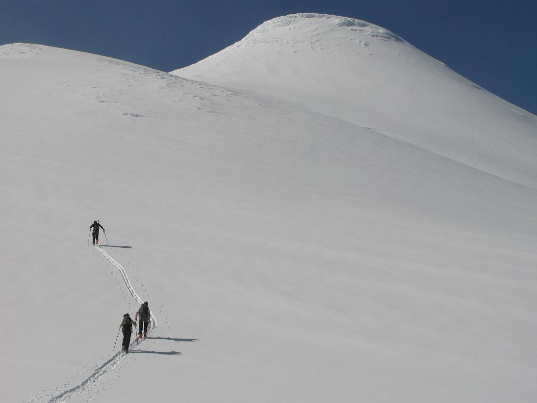 #2 Ida, Cécile et Clément : Tous trois débutent la course dans une belle poudreuse vers le sommet qui, vu d Ida, Cécile et Clément : Tous trois débutent la course dans une belle poudreuse vers le sommet qui, vu d'ici, parait facile et débonnaire. Il reste pourtant plus de 1400 m de dénivellé a parcourir...