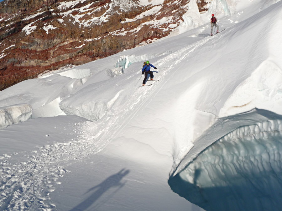 Taquet dans le crux : Kyle négocie le pont de neige obligatoire de l'itinéraire ce jour-ci.