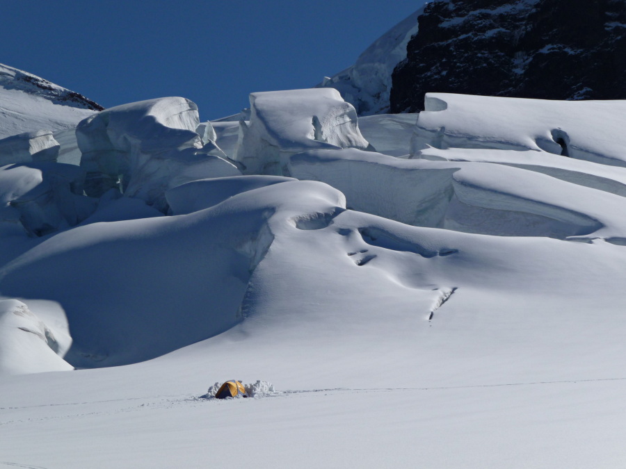 #2 Camp avancé : Bivouac au coeur du glacier pour certains Camp avancé : Bivouac au coeur du glacier pour certains