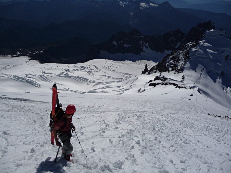 Roman Wall : Rob contemple le bas du Roman Wall, avec le Deming glacier à gauche et le Coleman glacier à droite