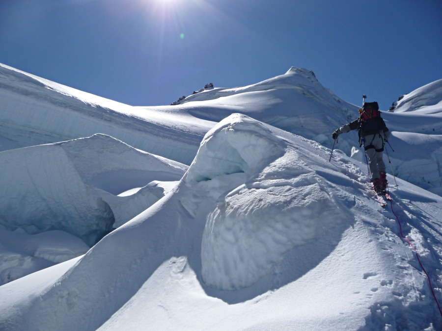 Chaos de glace : On cherche un peu son chemin au milieu des chutes de séracs