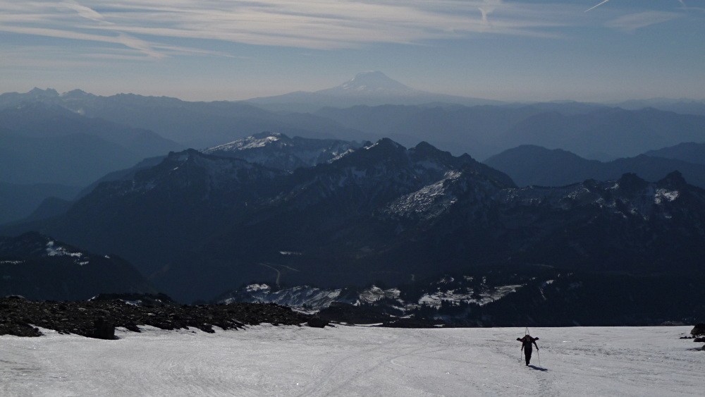 Muir Snowfield : Au loin, la chaîne des Tatoosh, et un autre volcan, Mt Adams, à  l'horizon.