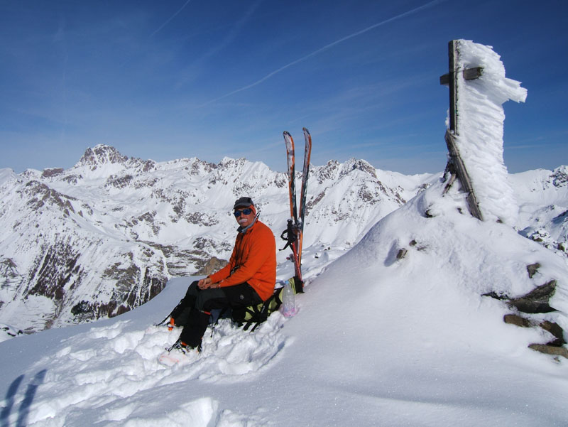 #4 Incianao : Gérard profitant du beau temps à la cime, en fond Moîse et le vallon de Roburent. Incianao : Gérard profitant du beau temps à la cime, en fond Moîse et le vallon de Roburent.