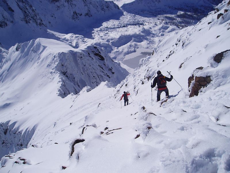 Descente du sommet : Crampons au pied pour redescendre récupérer les skis