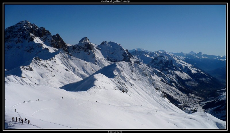 #5 Le Grand Galibier : Le Grand Galibier puis au loin, la vallée de Serre-Chevalier. Remarquez la file ininterrompue sur l Le Grand Galibier : Le Grand Galibier puis au loin, la vallée de Serre-Chevalier. Remarquez la file ininterrompue sur l'itinéraire.