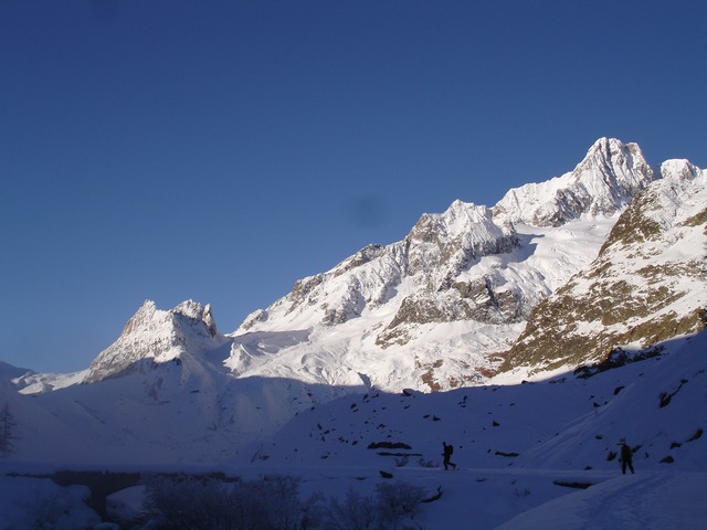 #1 Val Veny : Il fait froid mais ce vallon est vraiment sauvage. Au fond, l Val Veny : Il fait froid mais ce vallon est vraiment sauvage. Au fond, l'aiguille des glaciers.