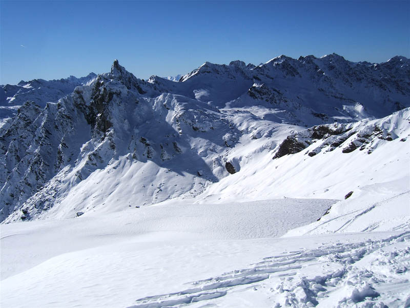 #5 Punta Dell!Alp : Le Col de St Véran dominé par la Tête des Toillies. Punta Dell!Alp : Le Col de St Véran dominé par la Tête des Toillies.