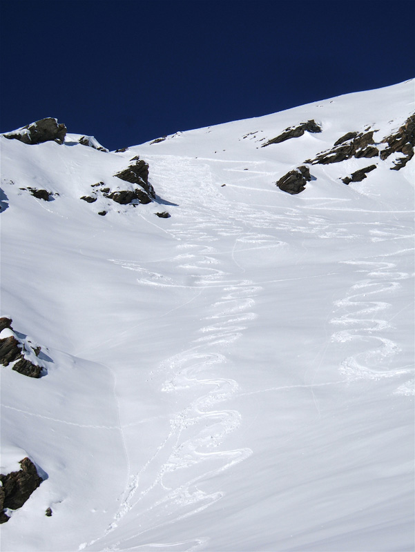 #7 Punta Dell!Alp : Ma trace est tout à gauche, pas mal pour un handicapé surtout que la neige commence a être un peut lourde. Punta Dell!Alp : Ma trace est tout à gauche, pas mal pour un handicapé surtout que la neige commence a être un peut lourde.