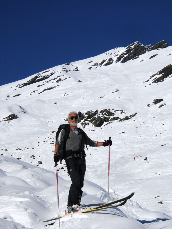 #8 Punta Dell!Alp : J.P. pose devant le point coté 3001m, tout au fond la pyramide blanche. Punta Dell!Alp : J.P. pose devant le point coté 3001m, tout au fond la pyramide blanche.