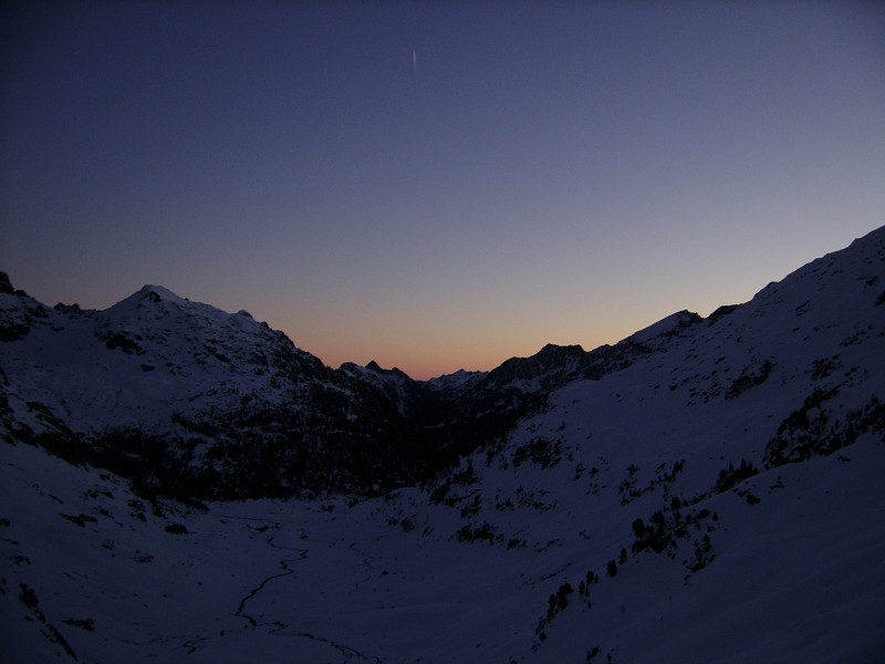 #1 Lever du soleil : Le soleil se lève sur la vallée du Marcadau et le refuge tout en bas. Lever du soleil : Le soleil se lève sur la vallée du Marcadau et le refuge tout en bas.