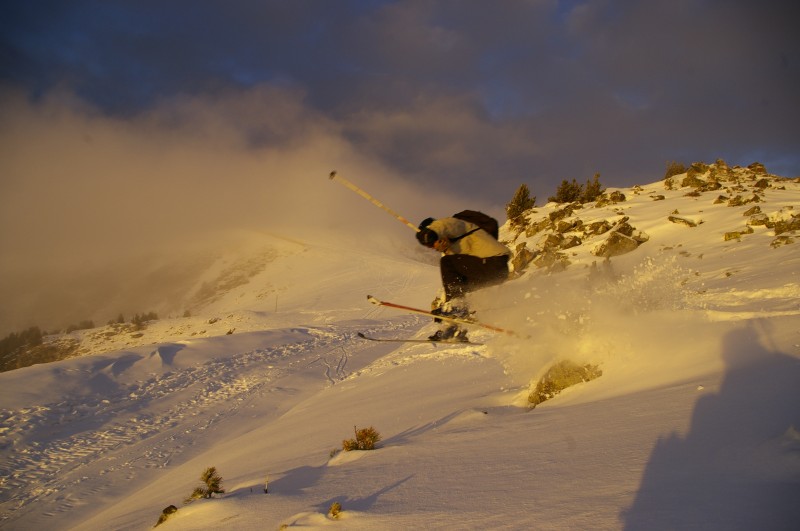 #3 Descente, ça envoie sévère : Jean se lâche dans la descente, en arrière plan on voit le sommet au soleil. Descente, ça envoie sévère : Jean se lâche dans la descente, en arrière plan on voit le sommet au soleil.