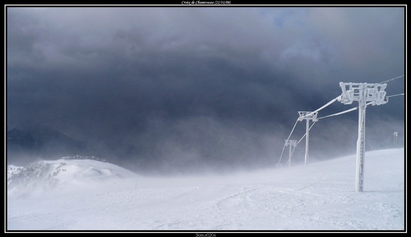 #2 Depuis la Croix, vers Roche-B : Depuis la Croix de Chamrousse, assez bonne visibilité, vent extrêmement fort, important transport de neige. Depuis la Croix, vers Roche-B : Depuis la Croix de Chamrousse, assez bonne visibilité, vent extrêmement fort, important transport de neige.