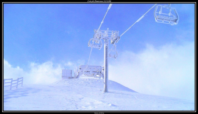 #4 Givre, très froid : Sous le Télésiège des Lacs Robert avec une éclaircie et toujours autant de vent. Les sièges sont complétement givrés. Givre, très froid : Sous le Télésiège des Lacs Robert avec une éclaircie et toujours autant de vent. Les sièges sont complétement givrés.