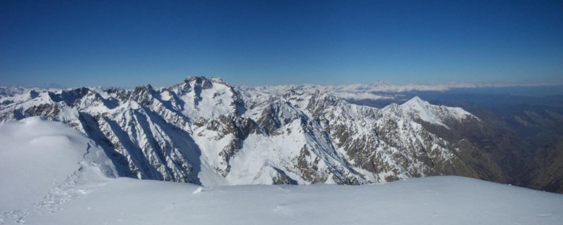 #5 Panorama vers le Nord : Le premier sommet qui s Panorama vers le Nord : Le premier sommet qui s'impose c'est l'Argentera, puis au fond on voit bien le Viso