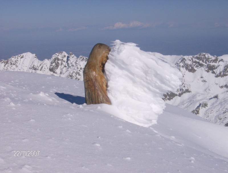 Vierge enneigée : Au sommet du Gélas, la vierge est prise dans la neige.