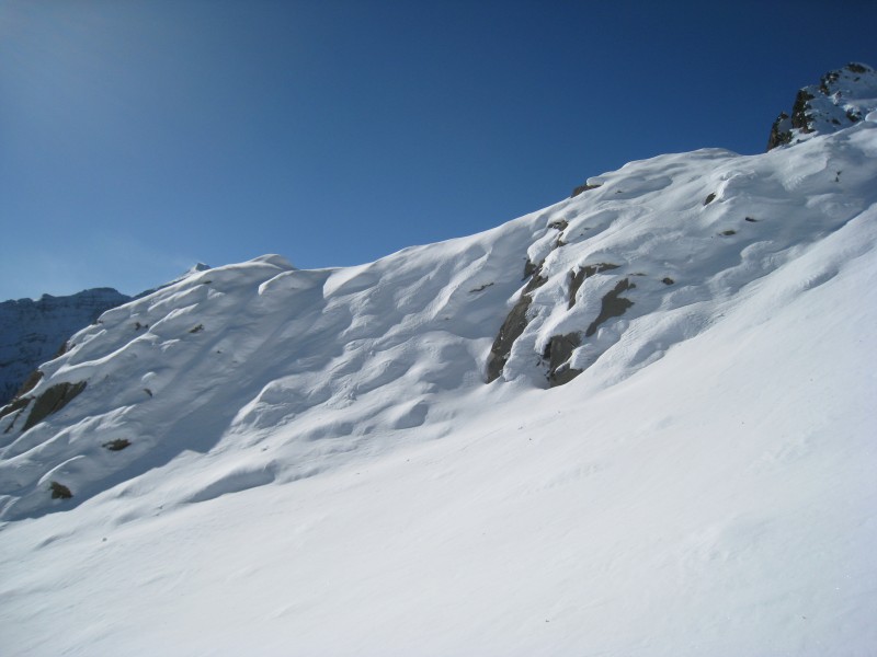 Neige soufflée : Jolies accumulations de neige observées pendant la montée...