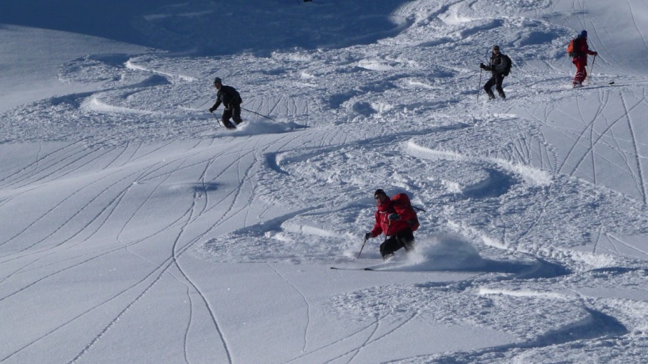 #2 Poudre et traces : Superbe descente en face est Poudre et traces : Superbe descente en face est