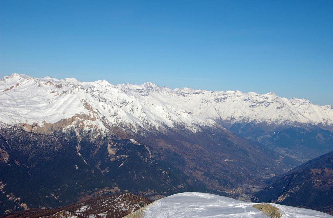 Vallée de Suze : Le versant italien de la chaîne frontière. Charbonnel émerge au dessus des autres, et Rocciamelone marque la tombée des Alpes, sur Turin.