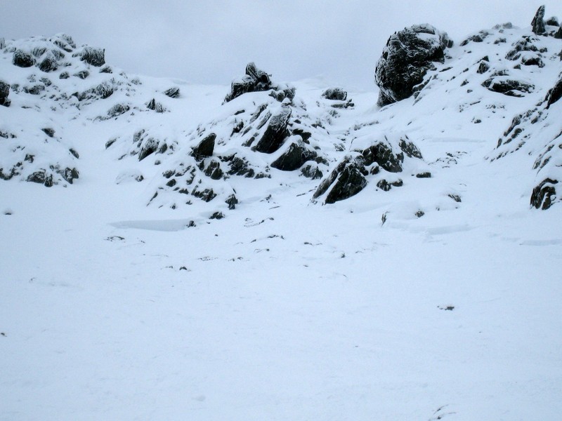 Dent du Pra : sous la face N de la Dent du Pra, c'est parti au milieu des rochers. cassure de 50cm environ