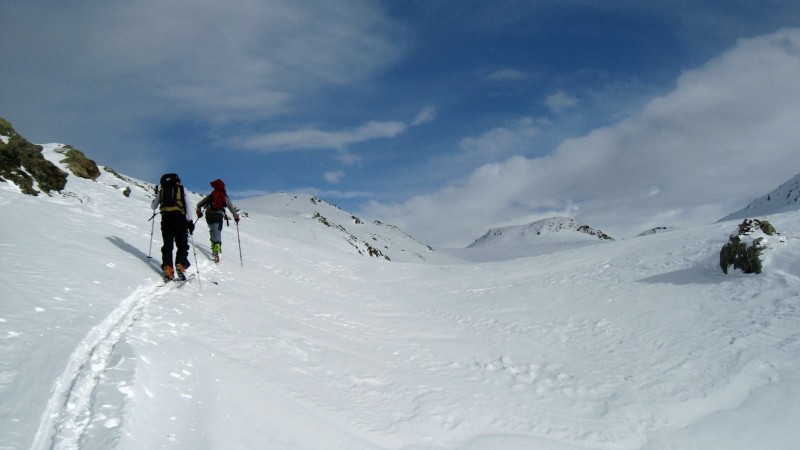 #6 Vers la grande journée : On en termine enfin ! Pour la pause au sommet, on va oublier pour cette fois et on bascule sur le versant Nord-Est encore vierge de toute traces (comme la montée finale d Vers la grande journée : On en termine enfin ! Pour la pause au sommet, on va oublier pour cette fois et on bascule sur le versant Nord-Est encore vierge de toute traces (comme la montée finale d'ailleurs)