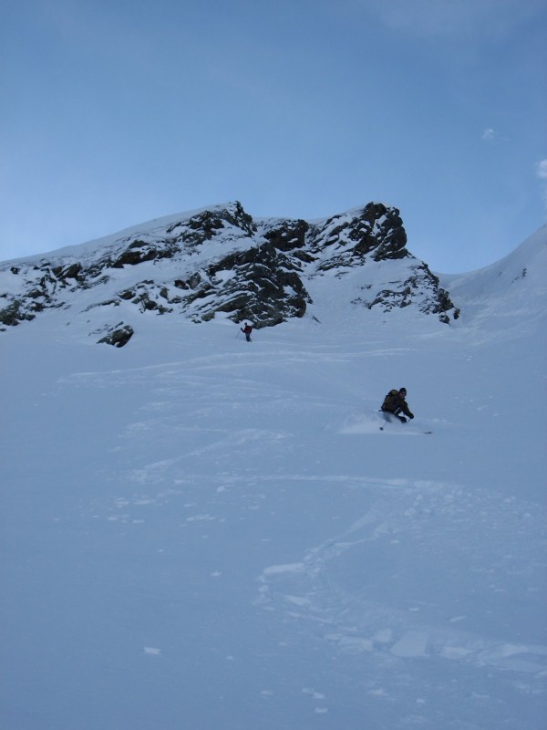 #7 Descente dans la face Nord-Est : La poudreuse est très légère sous le sommet, un peu moins plus bas puis à nouveau légère ensuite. On est les seuls dans la face. Descente dans la face Nord-Est : La poudreuse est très légère sous le sommet, un peu moins plus bas puis à nouveau légère ensuite. On est les seuls dans la face.