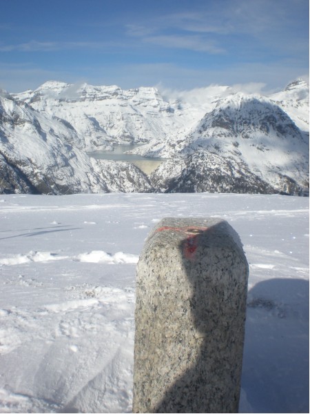 #4 Borne : La borne frontière et le lac d Borne : La borne frontière et le lac d'émosson en arrière plan.
