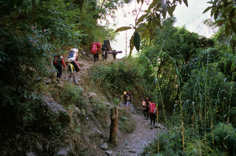 #16 Fin du trek : Sur le tour des Annapurnas. Nos porteurs nous allègent de nos skis. Altitude 1000m, bien loin du sommet... Fin du trek : Sur le tour des Annapurnas. Nos porteurs nous allègent de nos skis. Altitude 1000m, bien loin du sommet...