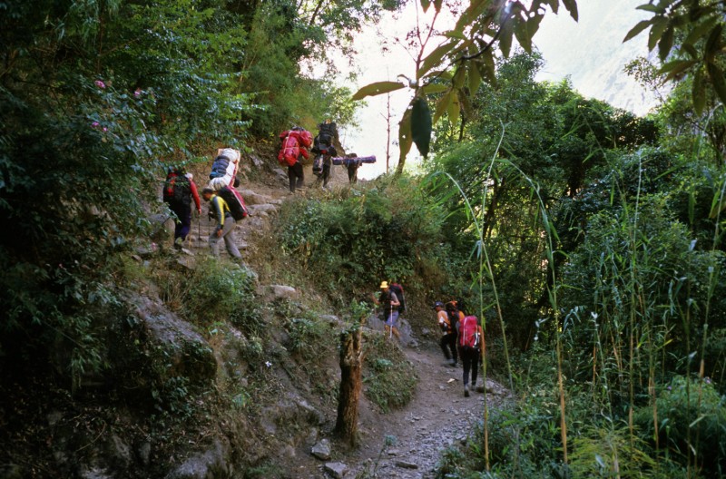 Fin du trek : Sur le tour des Annapurnas. Nos porteurs nous allègent de nos skis. Altitude 1000m, bien loin du sommet...