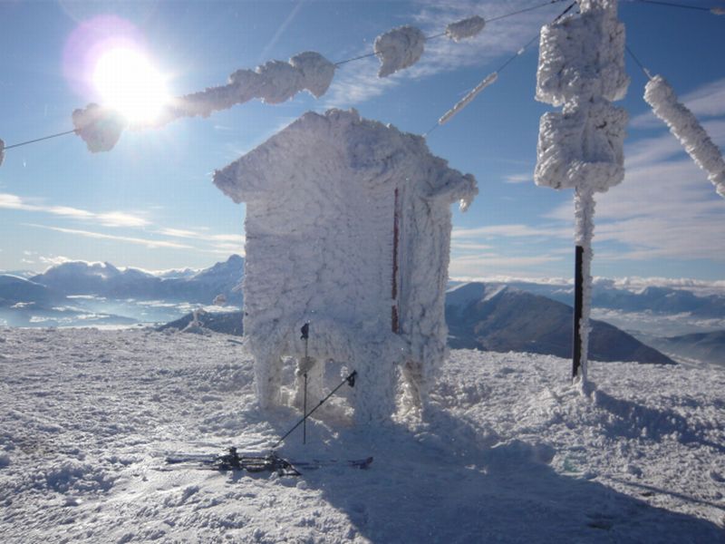 #1 La Peyrouse sommet : La station météo sous le vent La Peyrouse sommet : La station météo sous le vent