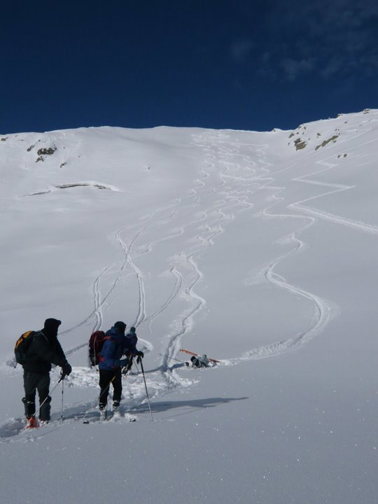 #2 belle neige : plaque sur herbe à gauche dans la partie concave la plus pentue du cirque ... belle neige : plaque sur herbe à gauche dans la partie concave la plus pentue du cirque ...
