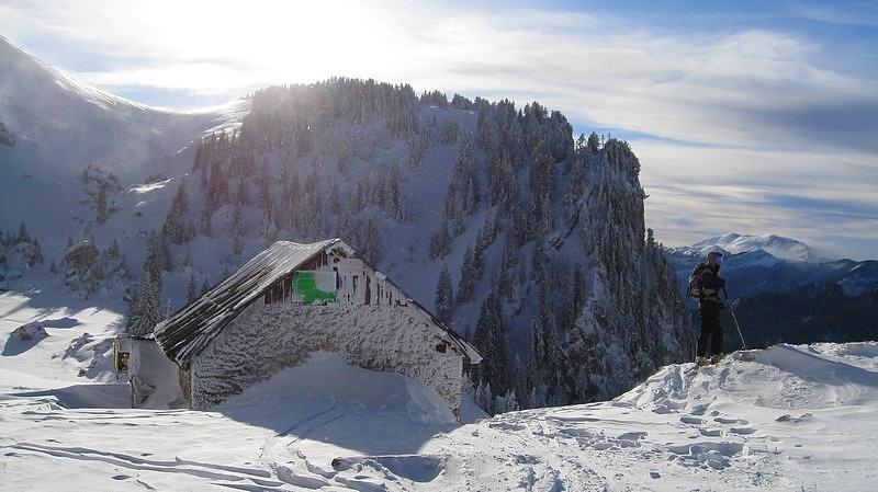 #11 Cabane de Bovinant : Le col de Mauvernay continue à se charger en neige.. Cabane de Bovinant : Le col de Mauvernay continue à se charger en neige..