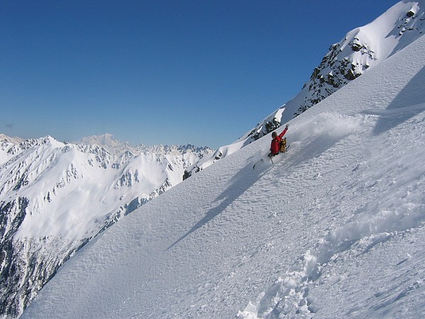Surfer : Bon y'a rien à dire sur fond de Mont Blanc le Jabby s'éclate dans les contres-pentes