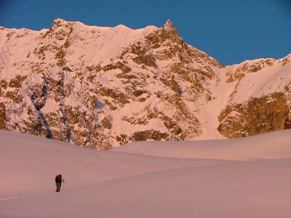 #1 lever du soleil : Premières lumières sur Neige Cordier, couloir E de la brèche de la platte de Agneaux lever du soleil : Premières lumières sur Neige Cordier, couloir E de la brèche de la platte de Agneaux
