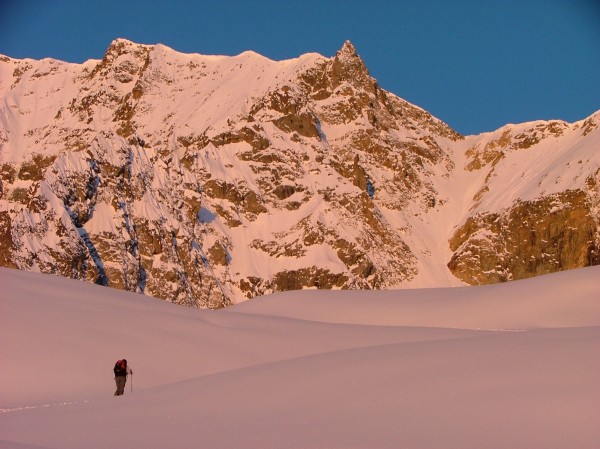 lever du soleil : Premières lumières sur Neige Cordier, couloir E de la brèche de la platte de Agneaux