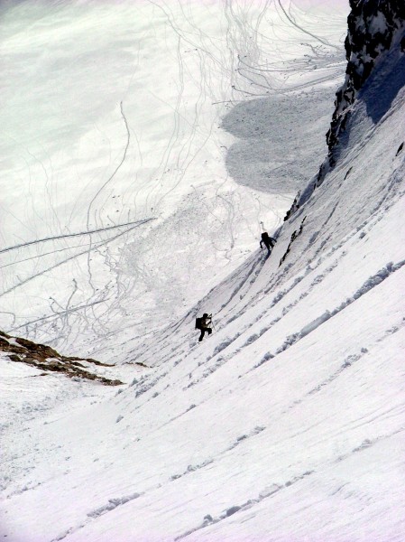#3 couloir E : Remontée du couloir en peaux. couloir E : Remontée du couloir en peaux.
