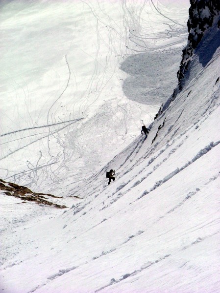 couloir E : Remontée du couloir en peaux.