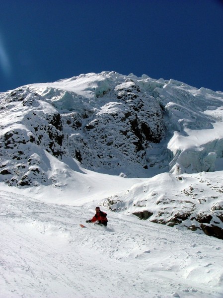 #7 Fin du couloir : Richard carve sous les séracs du glacier du Casset Fin du couloir : Richard carve sous les séracs du glacier du Casset