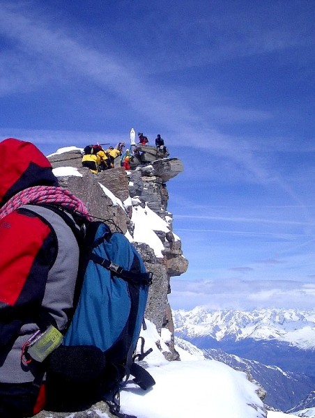 Sommet du Grand Paradis : Beaucoup de monde au sommet. 
Les 20 mètres de traversée pour l'atteindre, bien que faciles, sont très aériens et exposés. Des spits permettent éventuellement un encordement aisé.