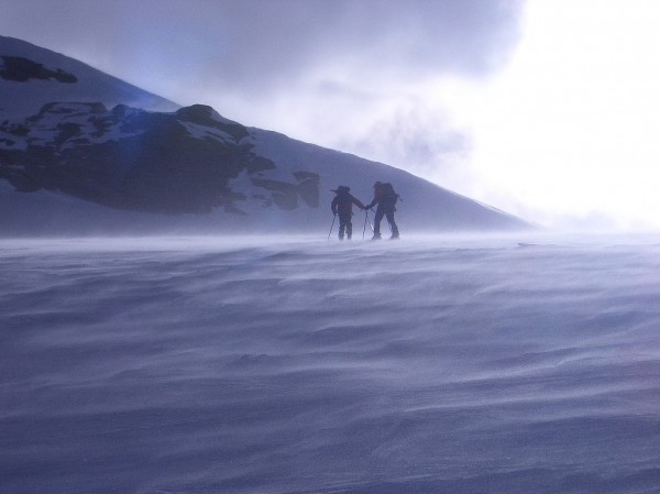 Montée au Grand Paradis : Un vent tempétueux nou accompagnera de 3200m au sommet. Heureusement, il se calmera ensuite!