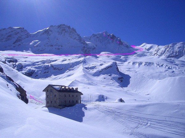 Grand Paradis en traersée : L'itinéraire de montée au Grand Paradis vu depuis le refuge Chabod.