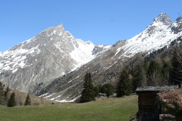 Aiguille Doran : Le topo passe à gauche de l'Aiguille et on redescent par le côté droit.