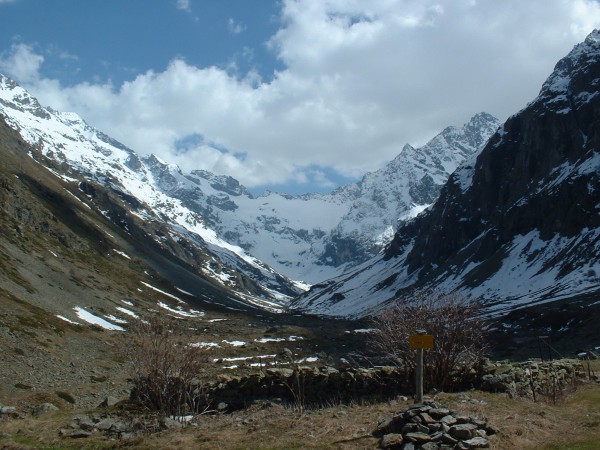 Vallon de la Lavey : Sur la gauche, les pentes peu enneigée que l'on empruntera demain matin...