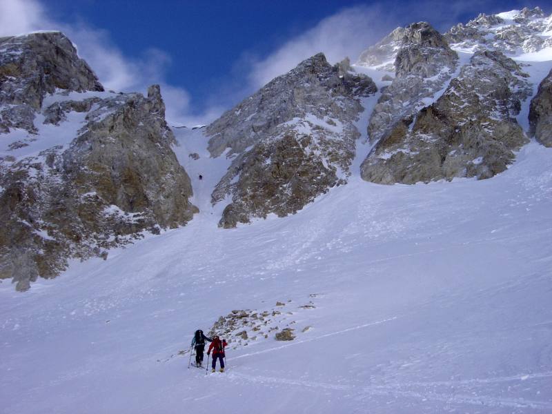 #1 couloir nord Mont thabor : dans la combe sous les falaises nord du Mont Thabor. Le couloir nord que nous avons emprunté (certainement le plus facile) est évident (c couloir nord Mont thabor : dans la combe sous les falaises nord du Mont Thabor. Le couloir nord que nous avons emprunté (certainement le plus facile) est évident (c'est le plus large, et celui qui débouche le plus bas sur la photo)