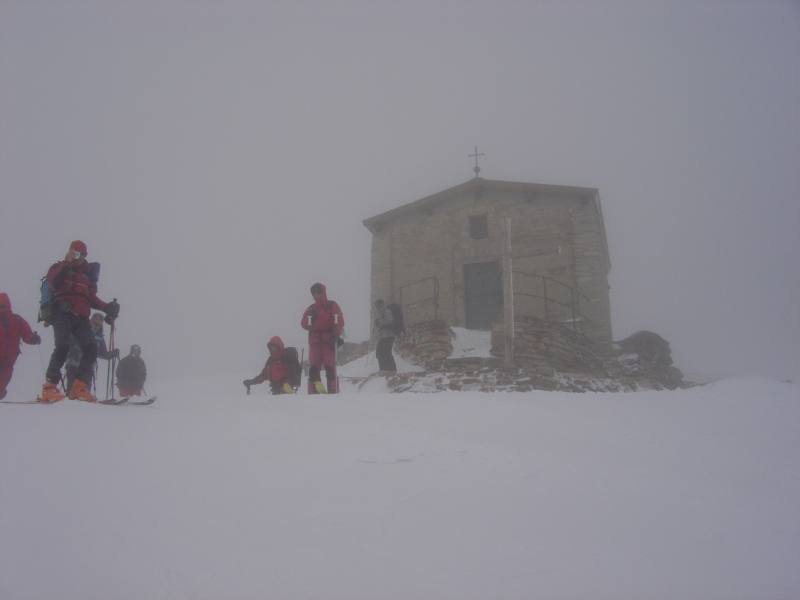 #4 Chapelle du Mont Thabor : Départ de la descente.
Une petite chapelle se trouve juste sous le Mont Thabor (ca doit être rare au dessus de 3000m !). Nous n Chapelle du Mont Thabor : Départ de la descente.
Une petite chapelle se trouve juste sous le Mont Thabor (ca doit être rare au dessus de 3000m !). Nous n'aurons pas pu profiter de la vue !